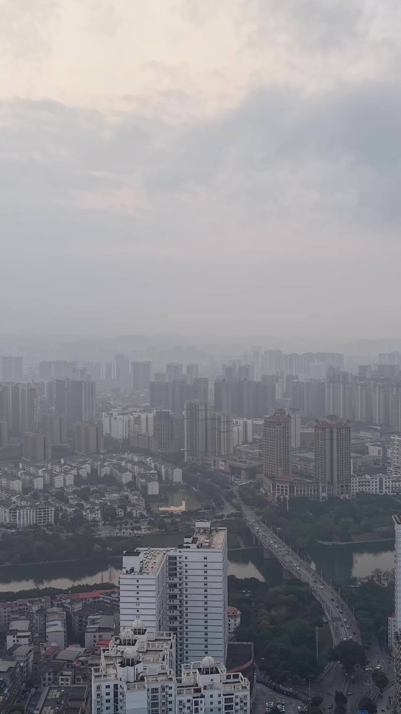 雾中城市的全景