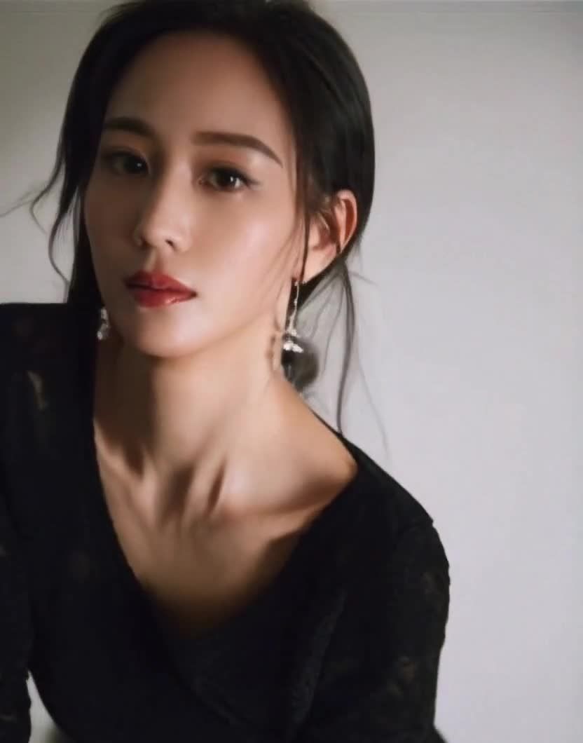 黑衣红唇的成熟女性，精致妆容特写肖像
