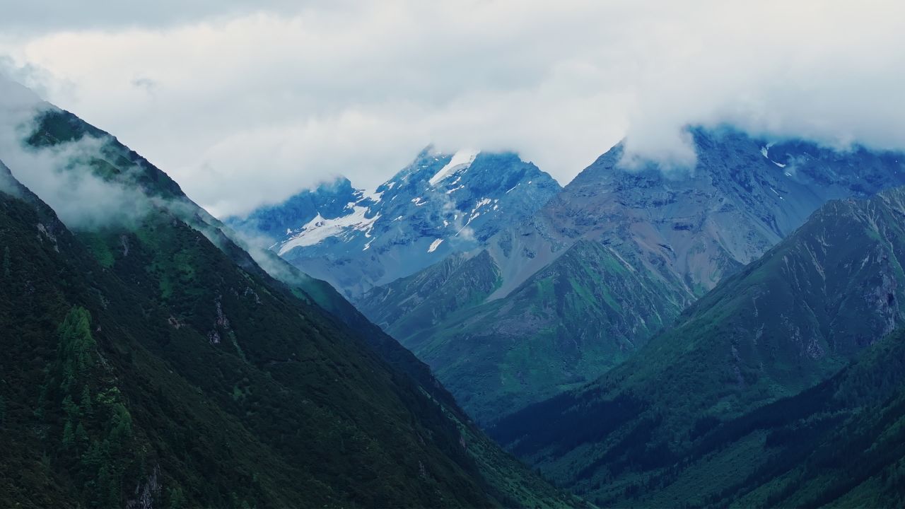 川西山谷云雾雪山自然风光实拍航拍壮观大气视频