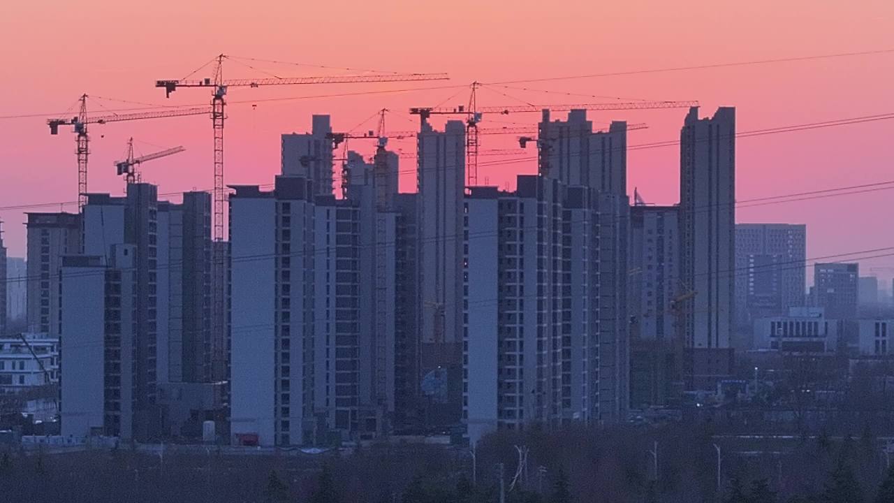 城市日落与建筑工地