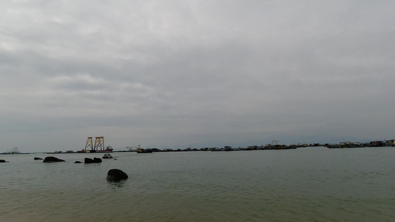 阴天的海港渔船