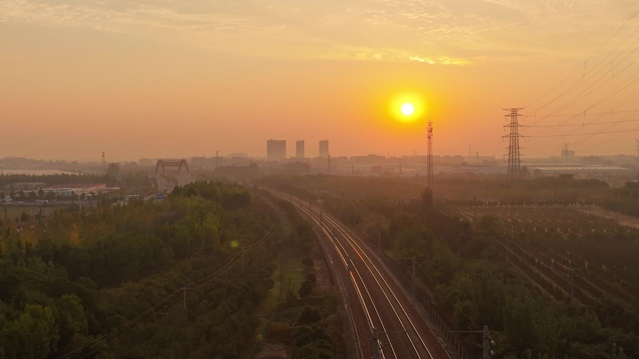晨曦中的铁路与城市