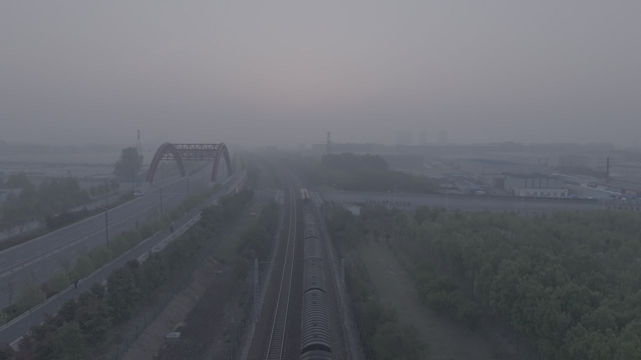 晨雾中的铁路与工业