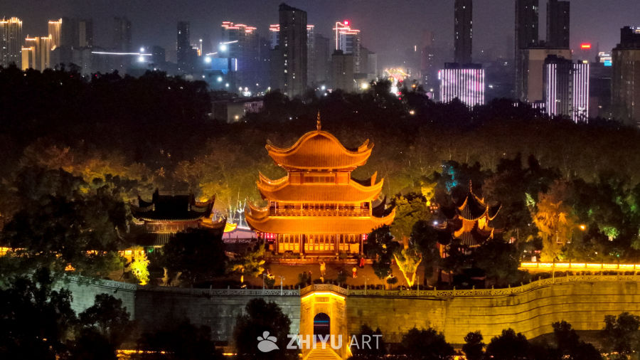 夜幕下的古建筑与现代都市