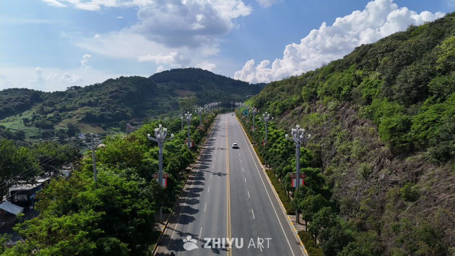山间公路的静谧之旅