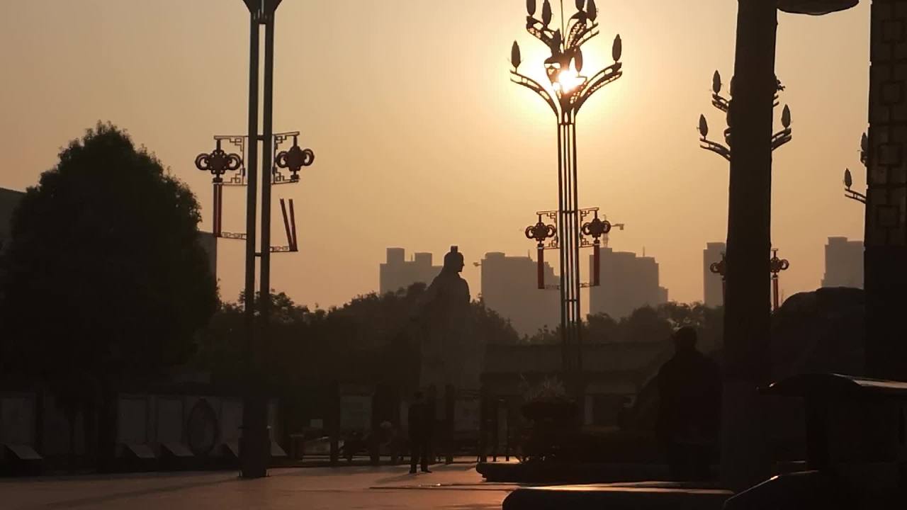 夕阳下的城市剪影