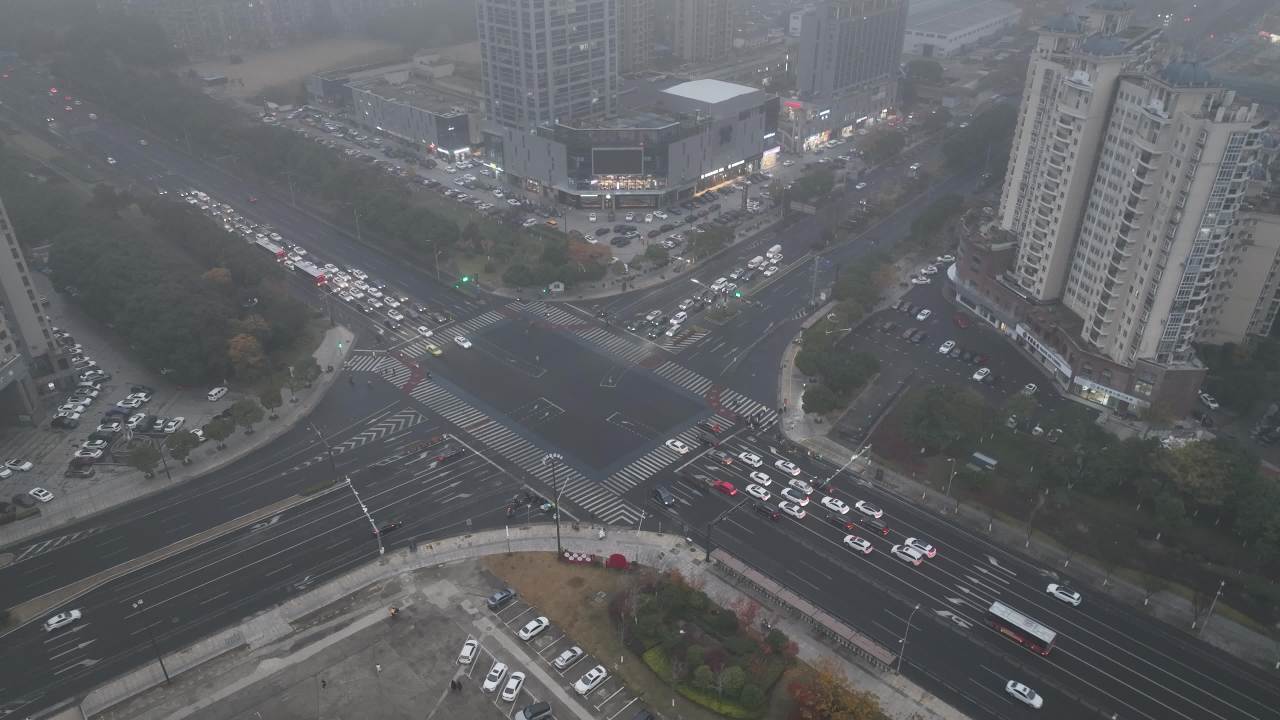 航拍雨雾天气下的昆山城镇风光 4