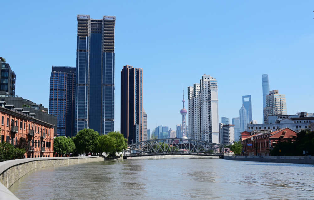 上海苏州河及远处的陆家嘴楼群