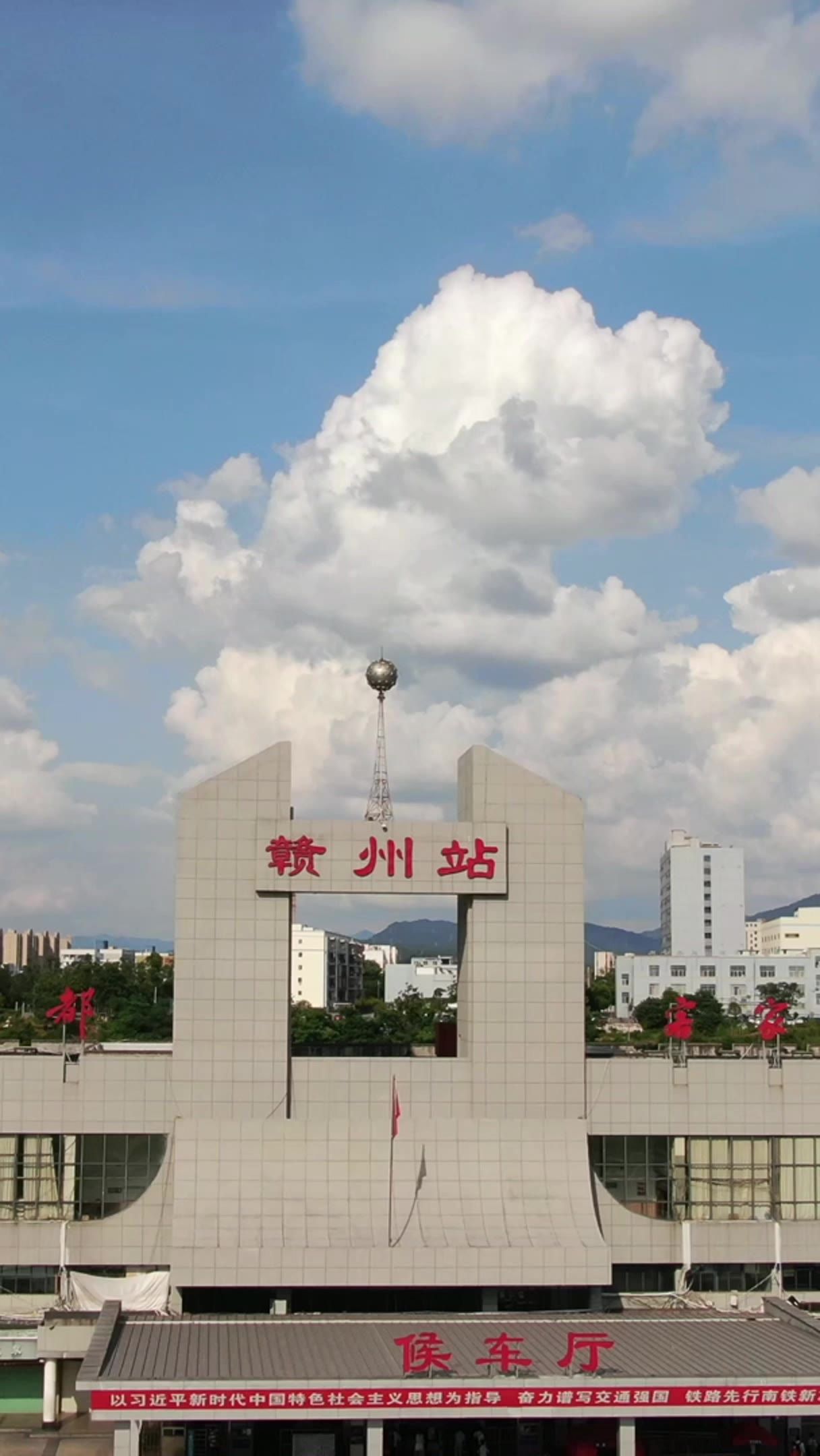 赣州城市风光蓝天白云竖屏航拍 