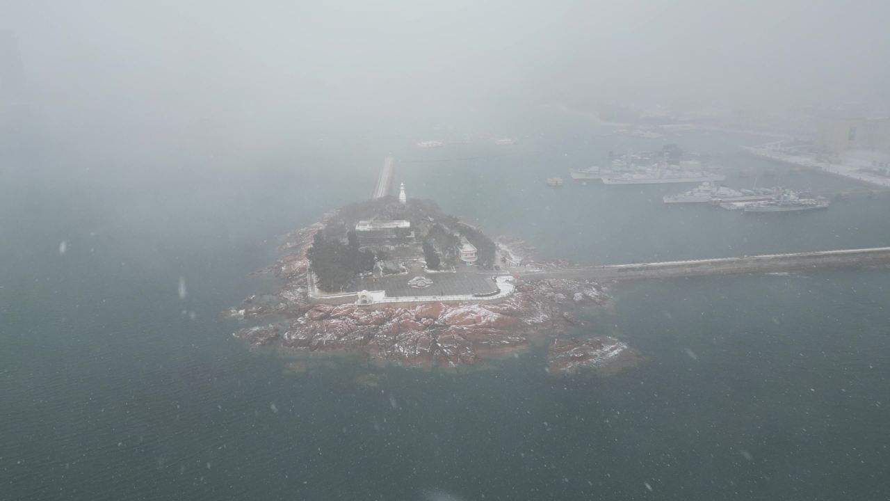 青岛市南海边老城区小青岛公园冬天雪景航拍 30