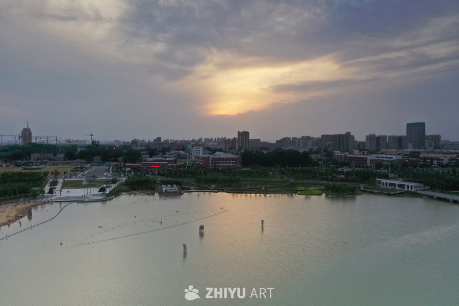 城市湖畔的日落