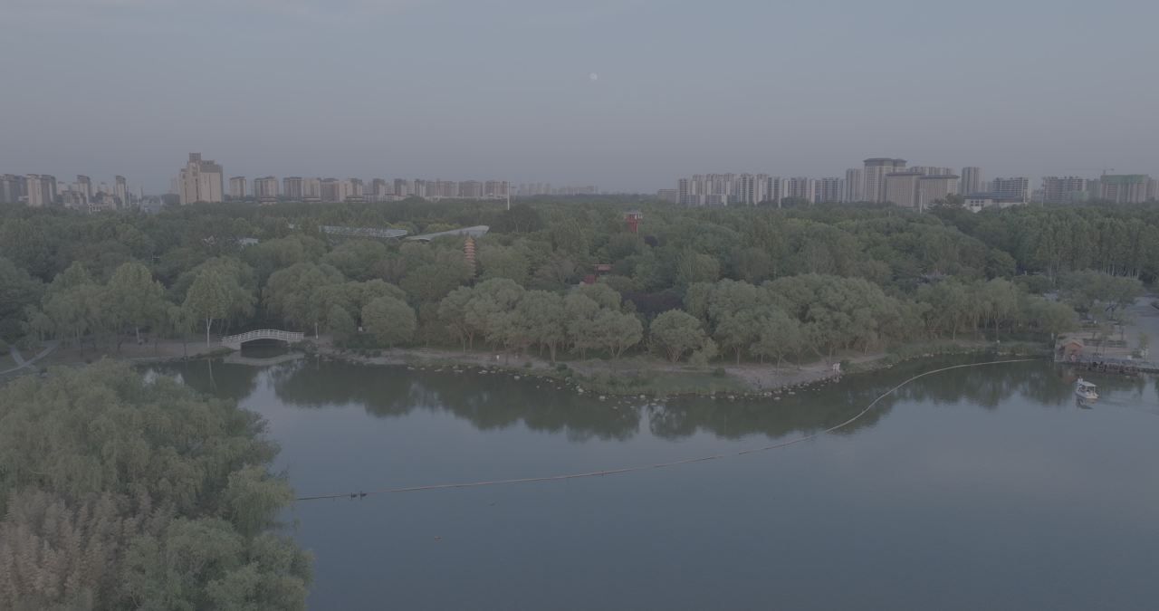 湖畔黄昏的城市剪影