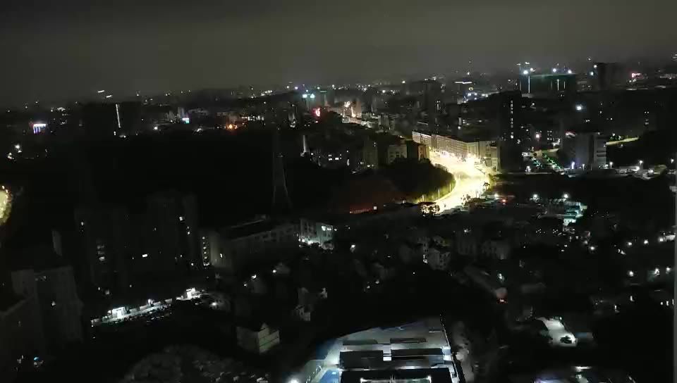 夜空下的时尚小镇