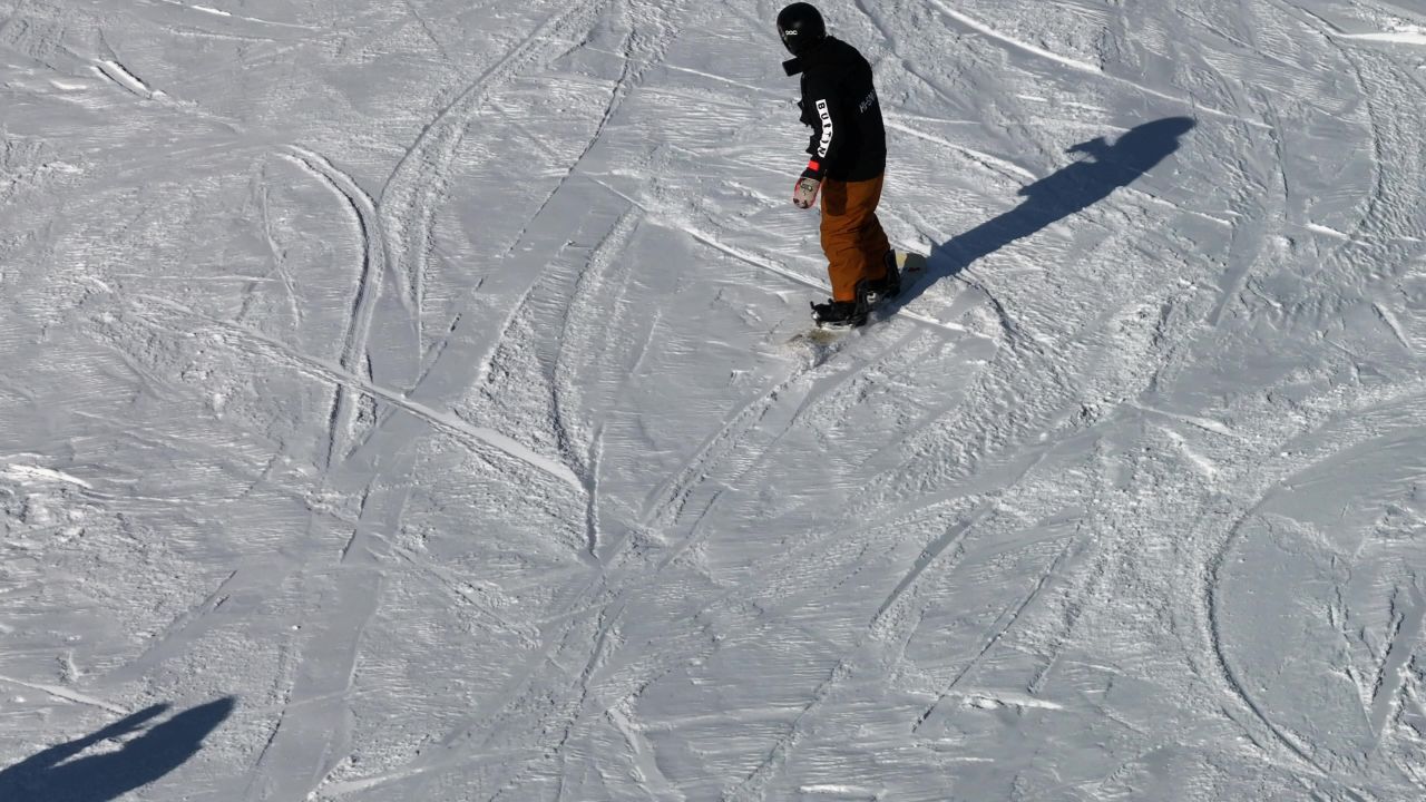 航拍滑雪人滑下雪道