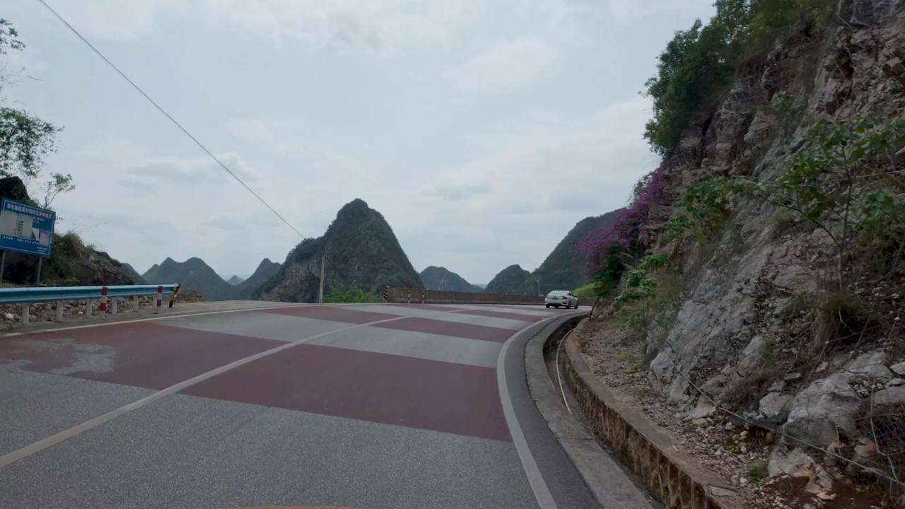 4k车辆在喀斯特山区道路上行驶第一视角