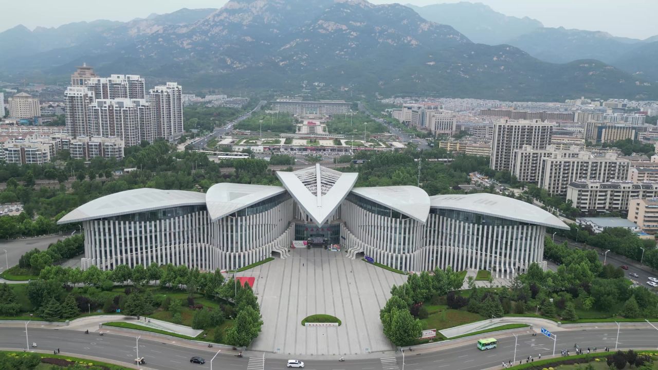 航拍山东泰安城市风光