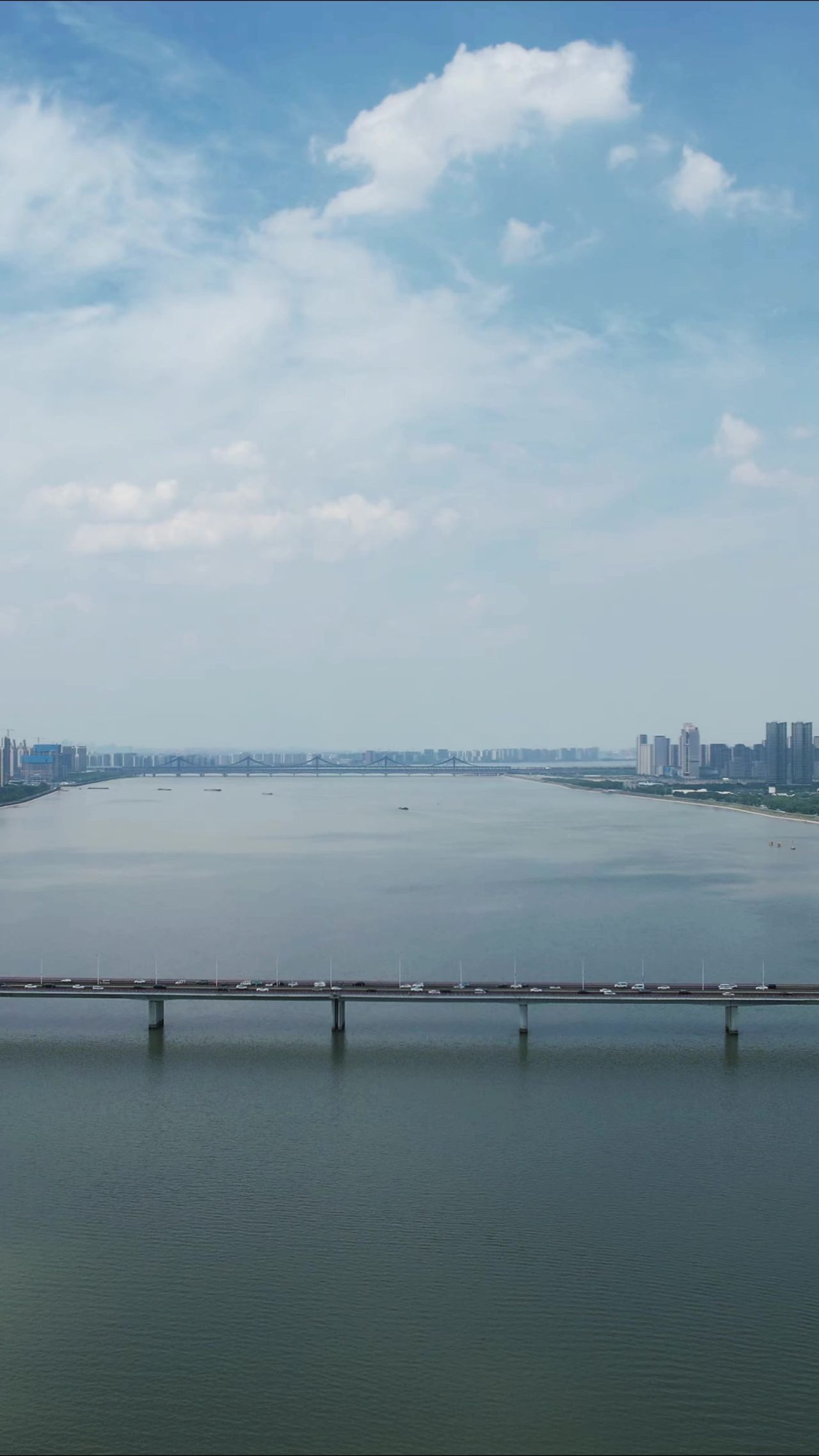 浙江杭州钱塘江风光竖屏航拍 