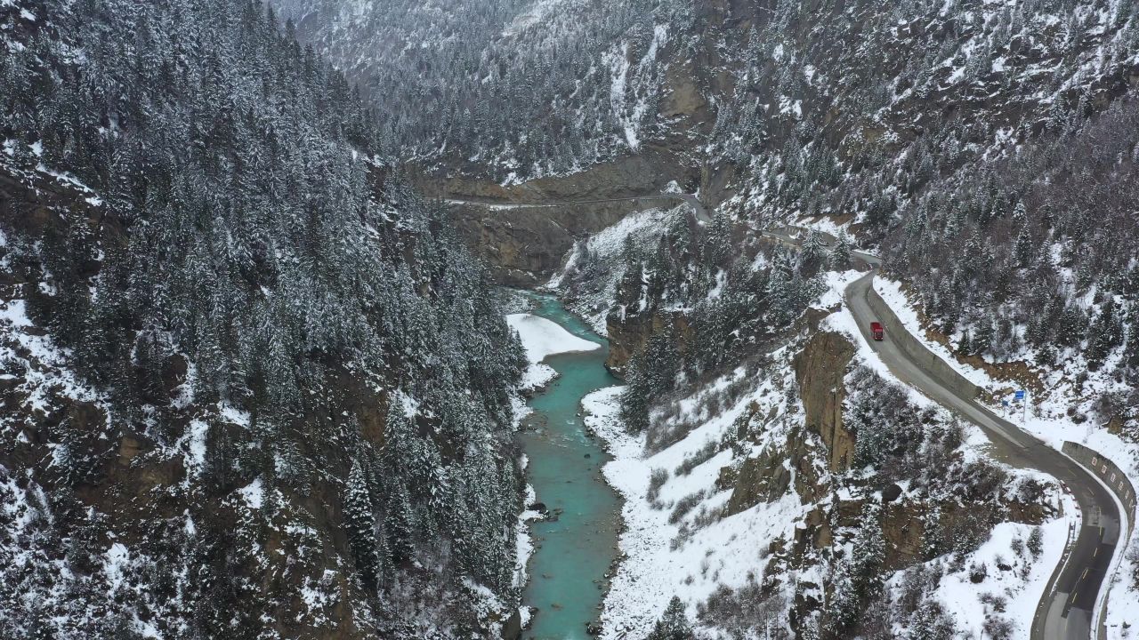 航拍帕隆藏布江河谷雪景