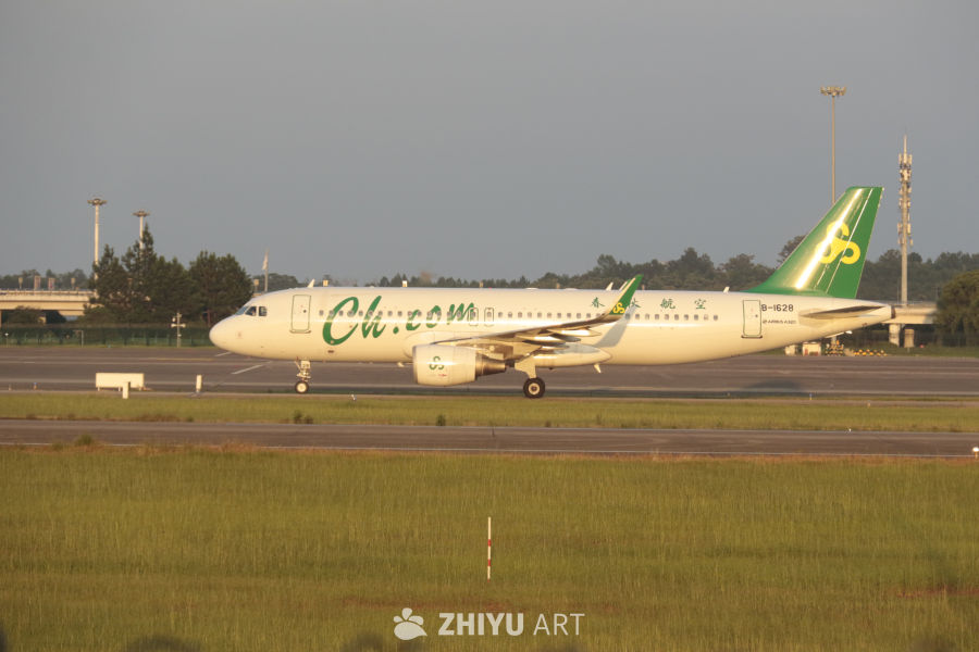 Ch.com航空飞机在机场跑道上