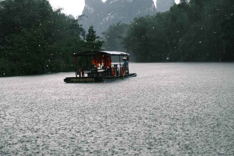 雨中孤舟