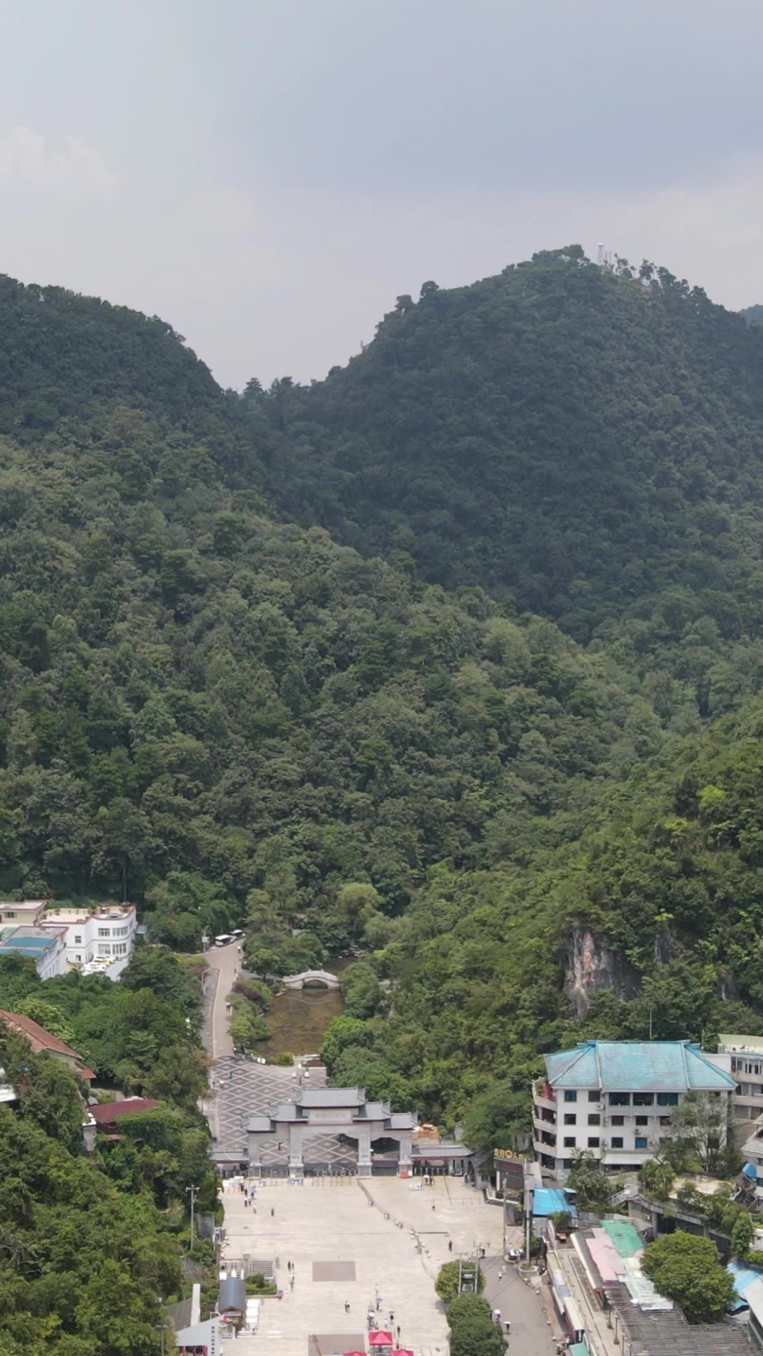 旅游景区贵阳黔灵山竖屏航拍