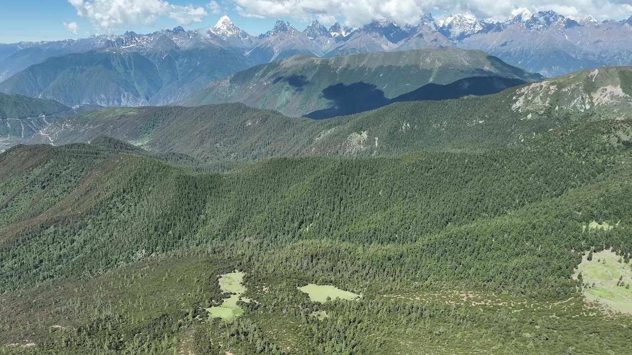 高山峡谷蓝天下白云环绕航拍