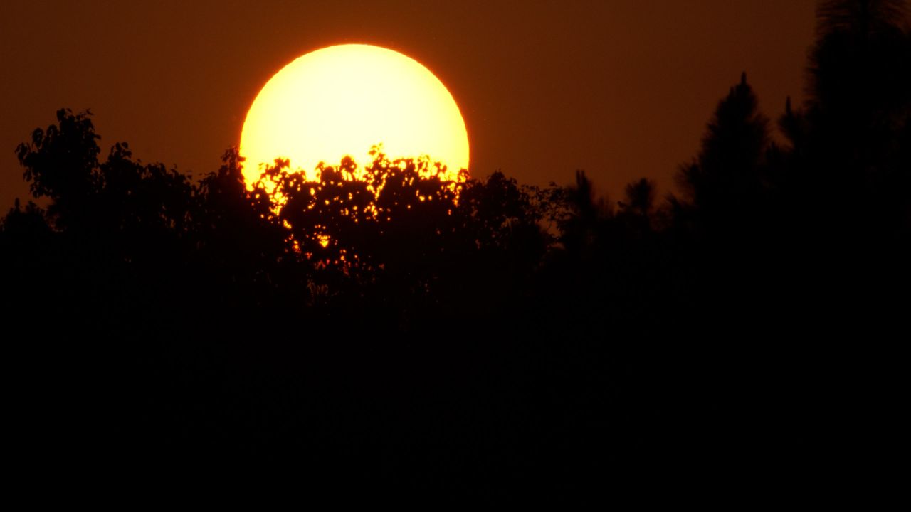 太阳日出日落夕阳逆光刺眼星芒