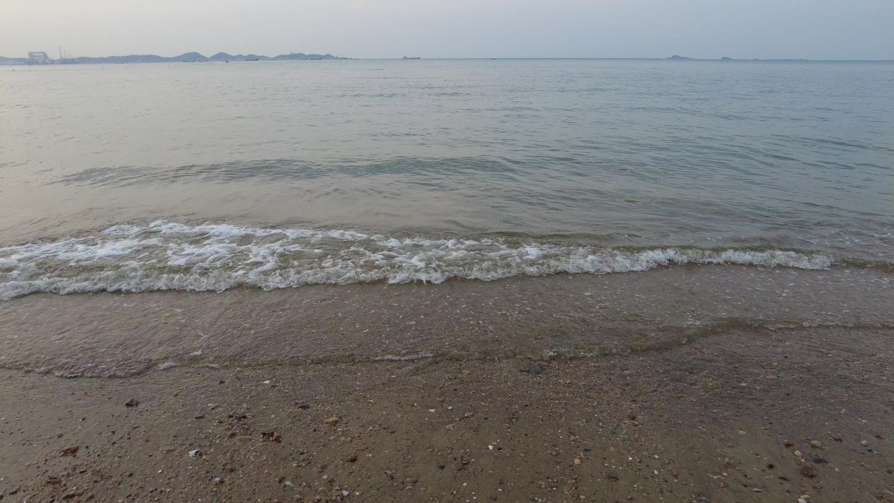 大海海浪沙滩蓝天白云实拍  