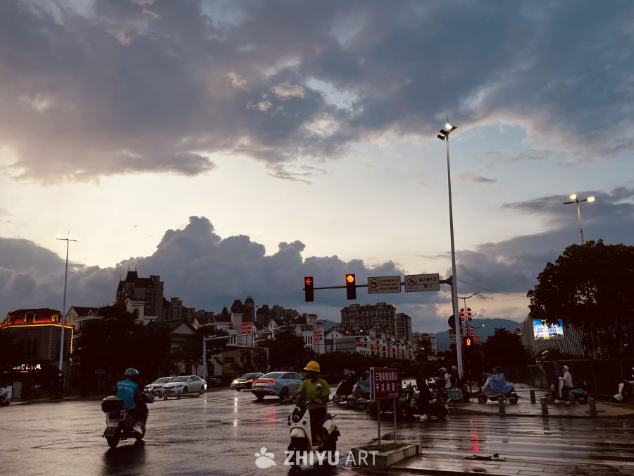 雨后城市街头的宁静黄昏