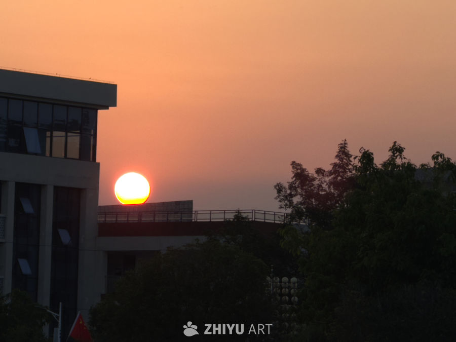 日落剪影：建筑与自然的交融