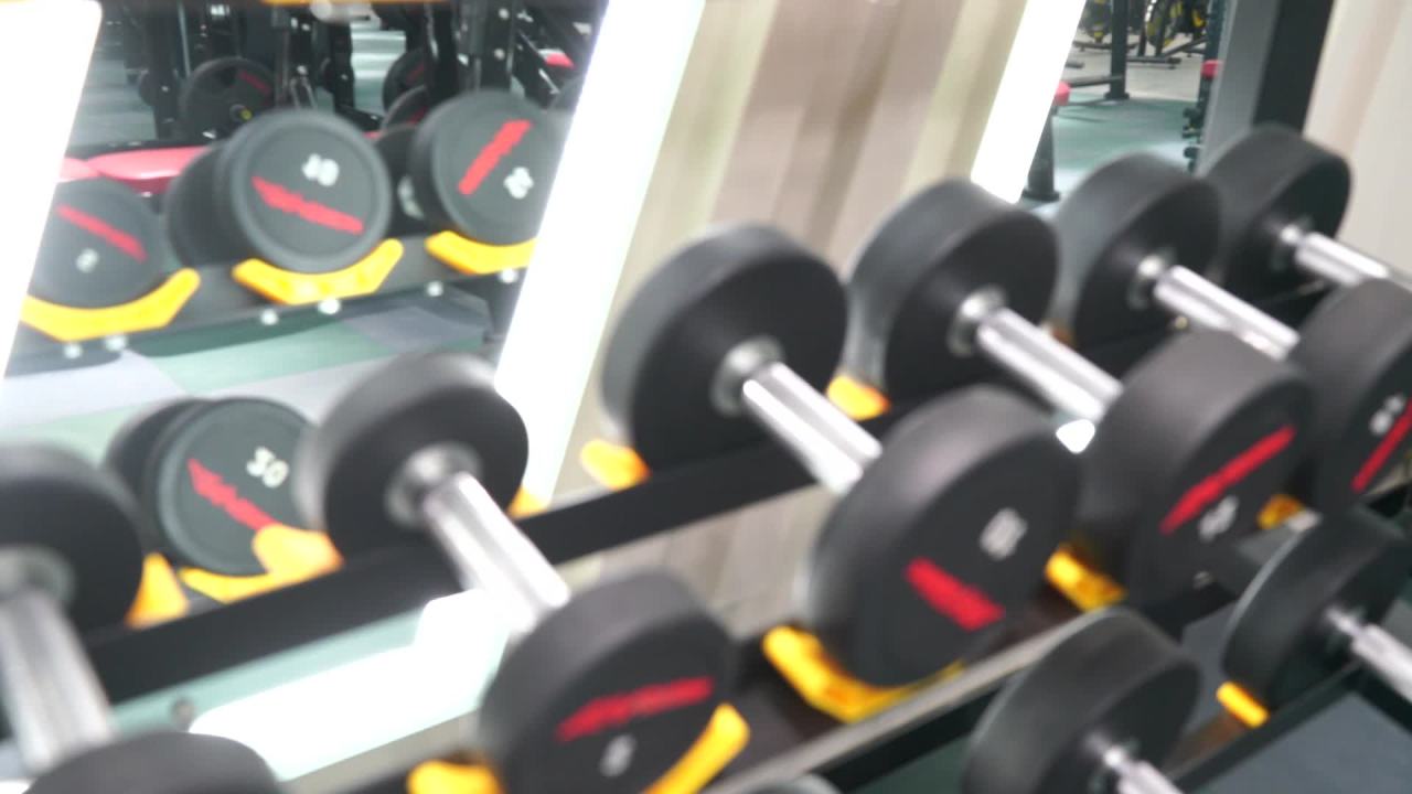 健身房哑铃展示