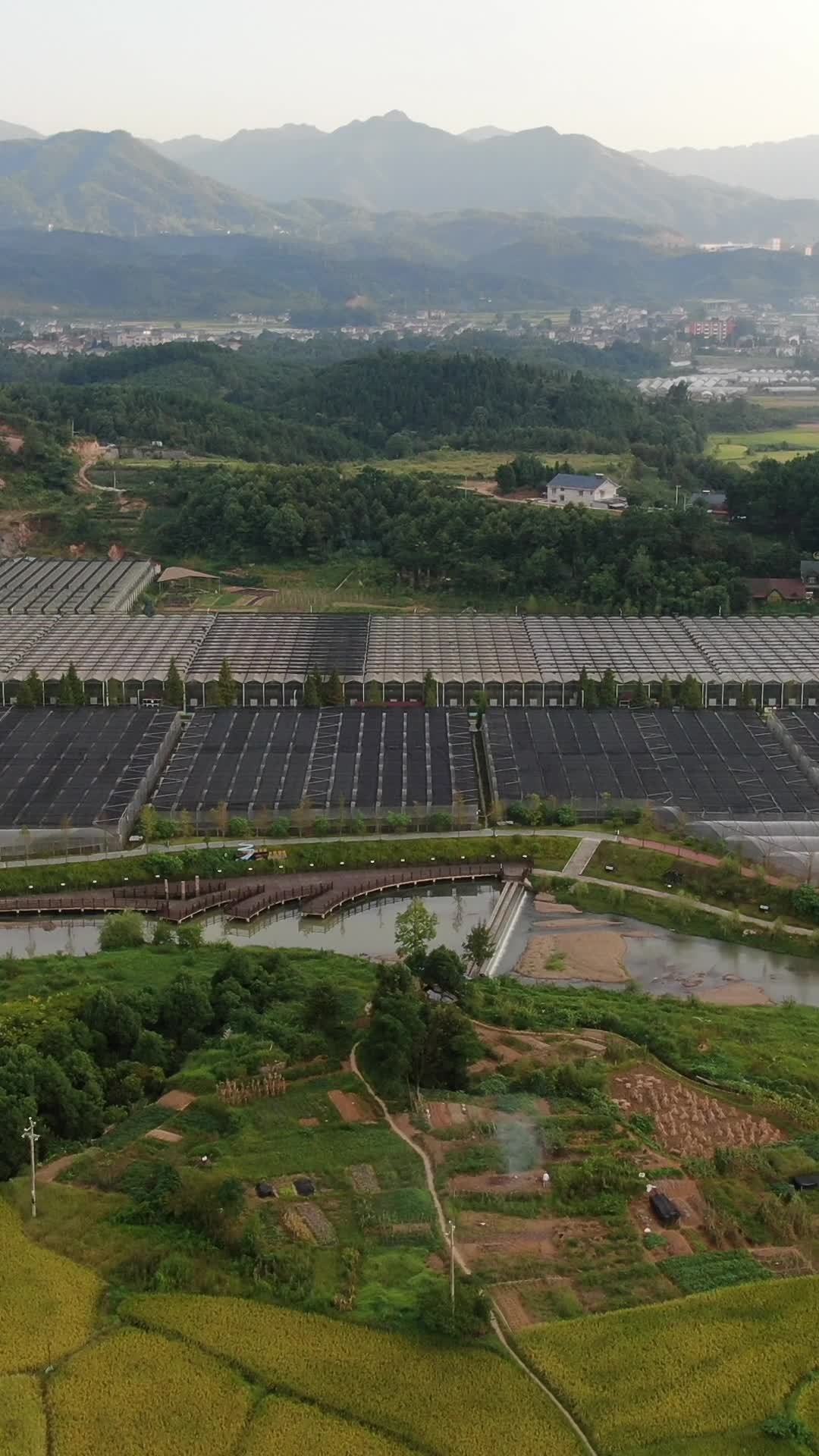 山间太阳能板与自然景观