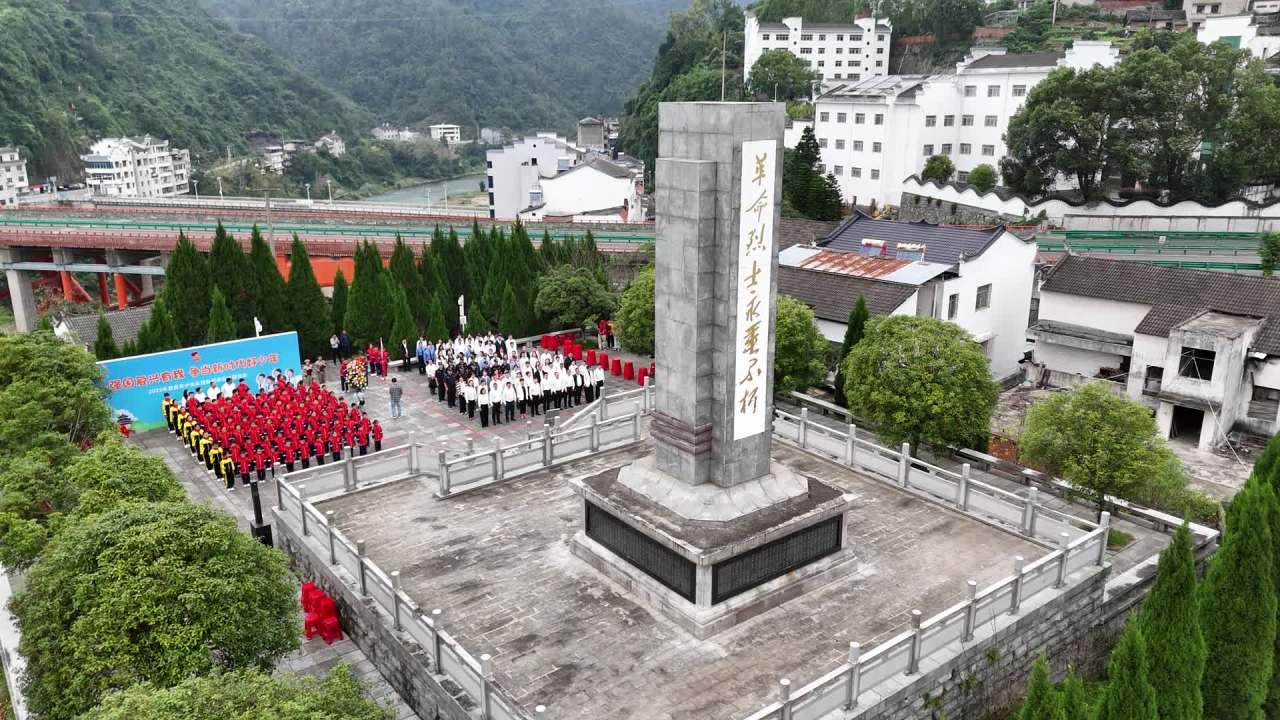 山间纪念碑前的集体活动