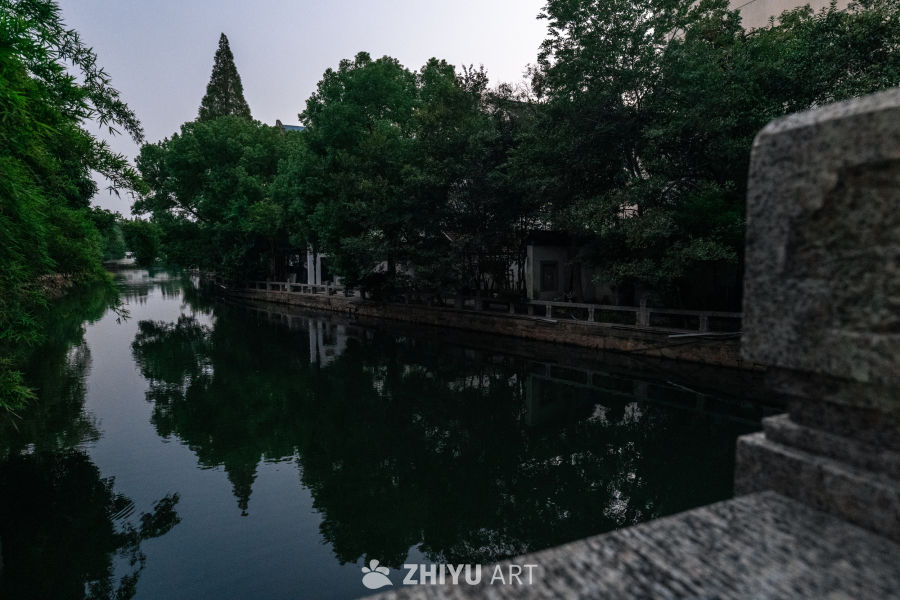 静谧河畔夜景