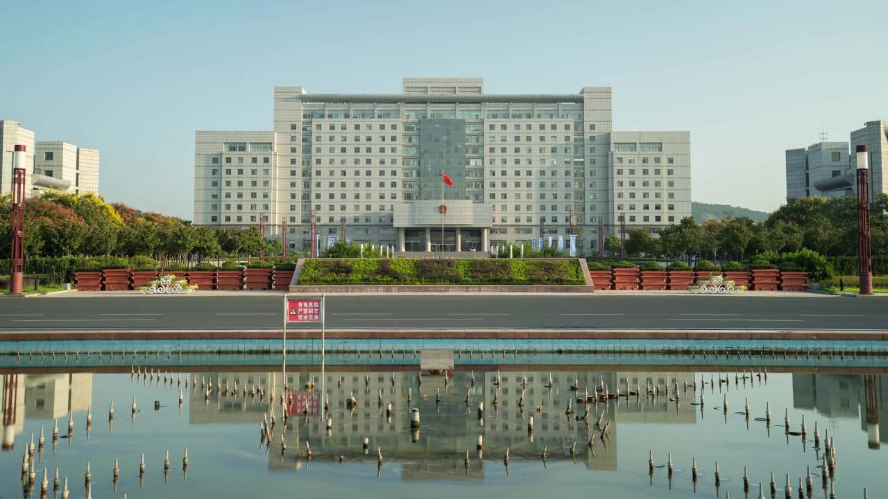 晨曦中的城市广场