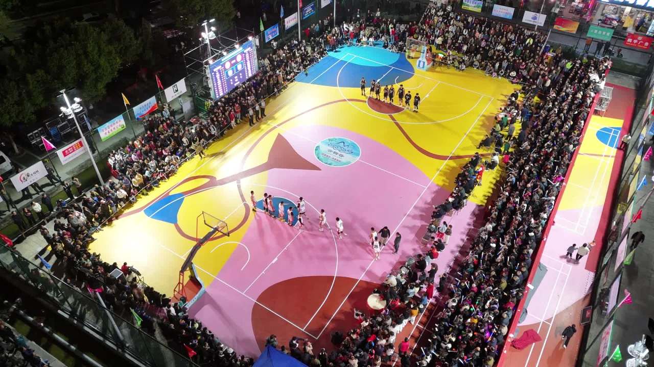 夜间彩色篮球赛盛况