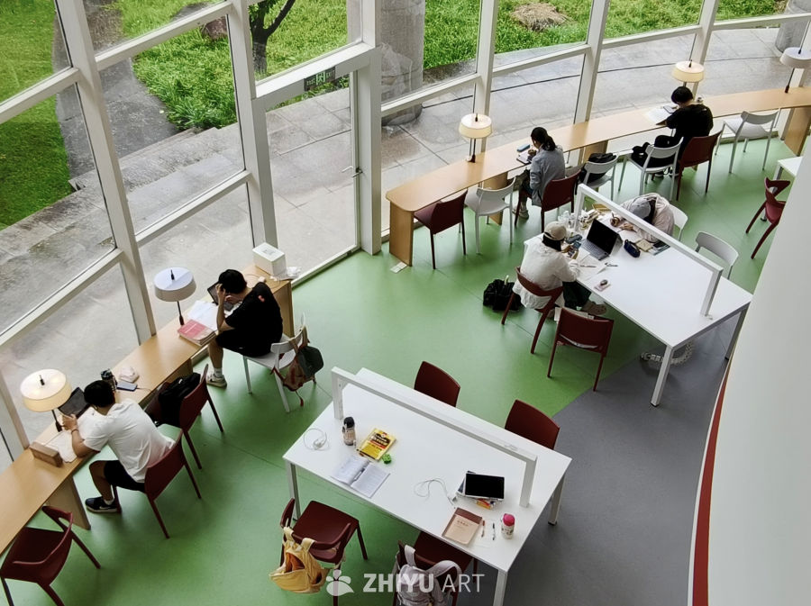 高空视角下的大学图书馆自习室