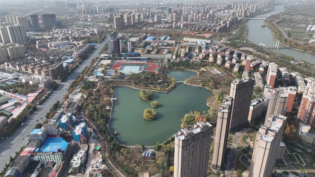 城市湖畔的秋日风光