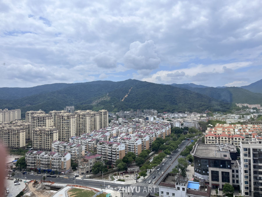城市山景：现代与自然的交融