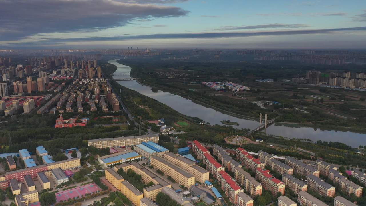 城市河畔的日落