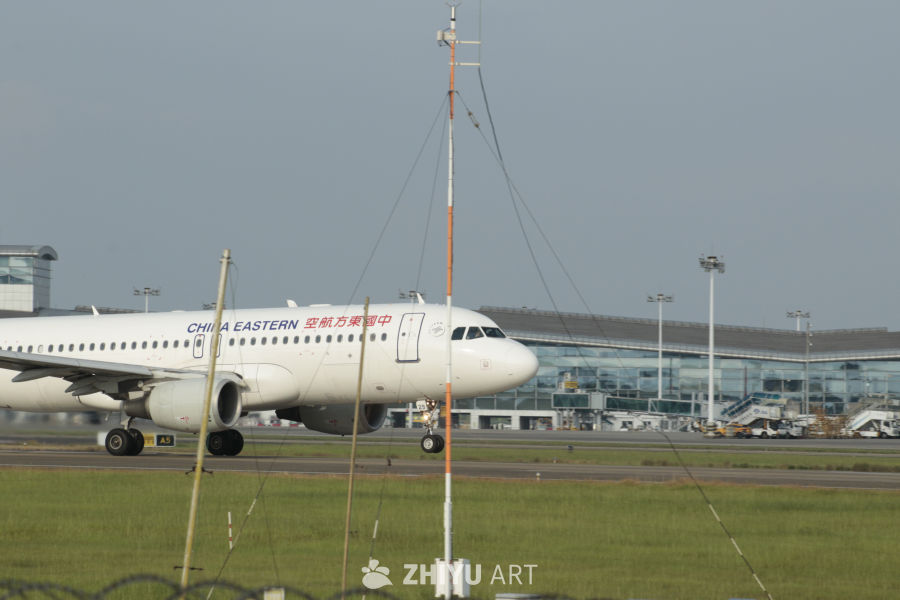 中国东方航空飞机在机场跑道上