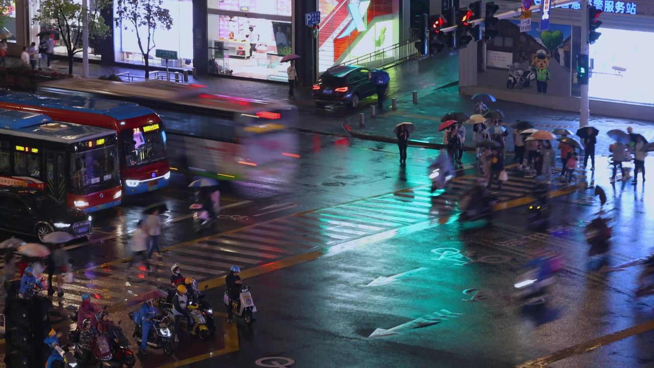 雨天城市街道路口人流 15