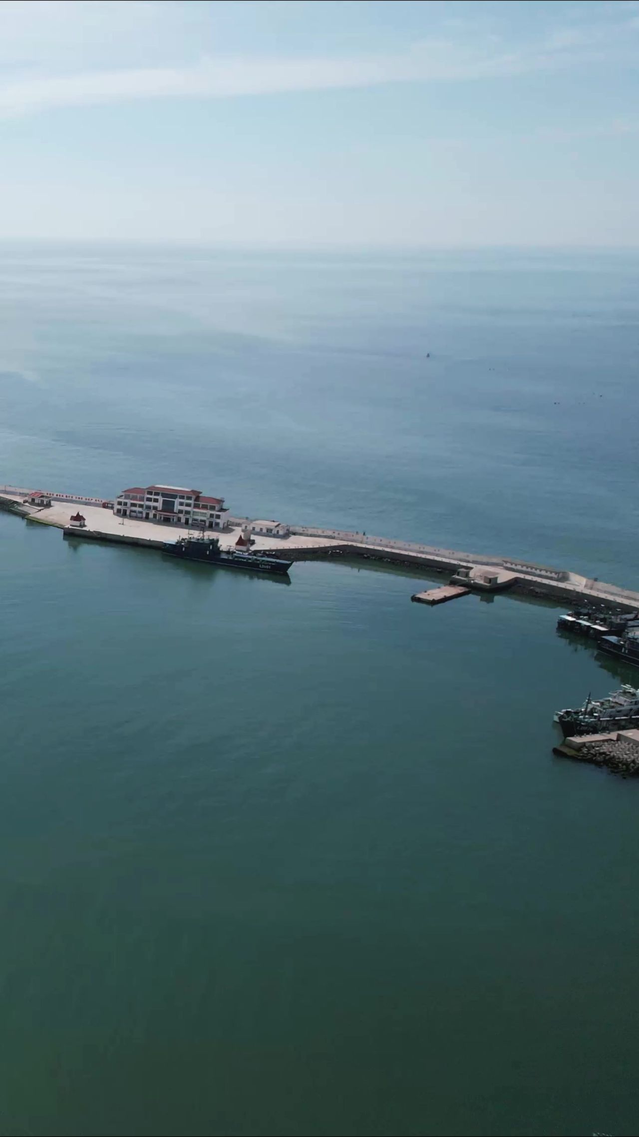 大海海浪沙滩风景浪花竖屏航拍  