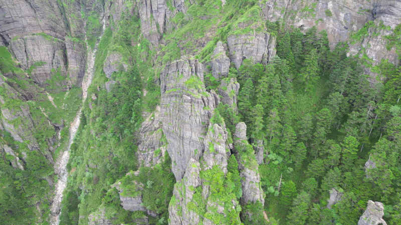  航拍湖北神农架景区神农谷悬岩