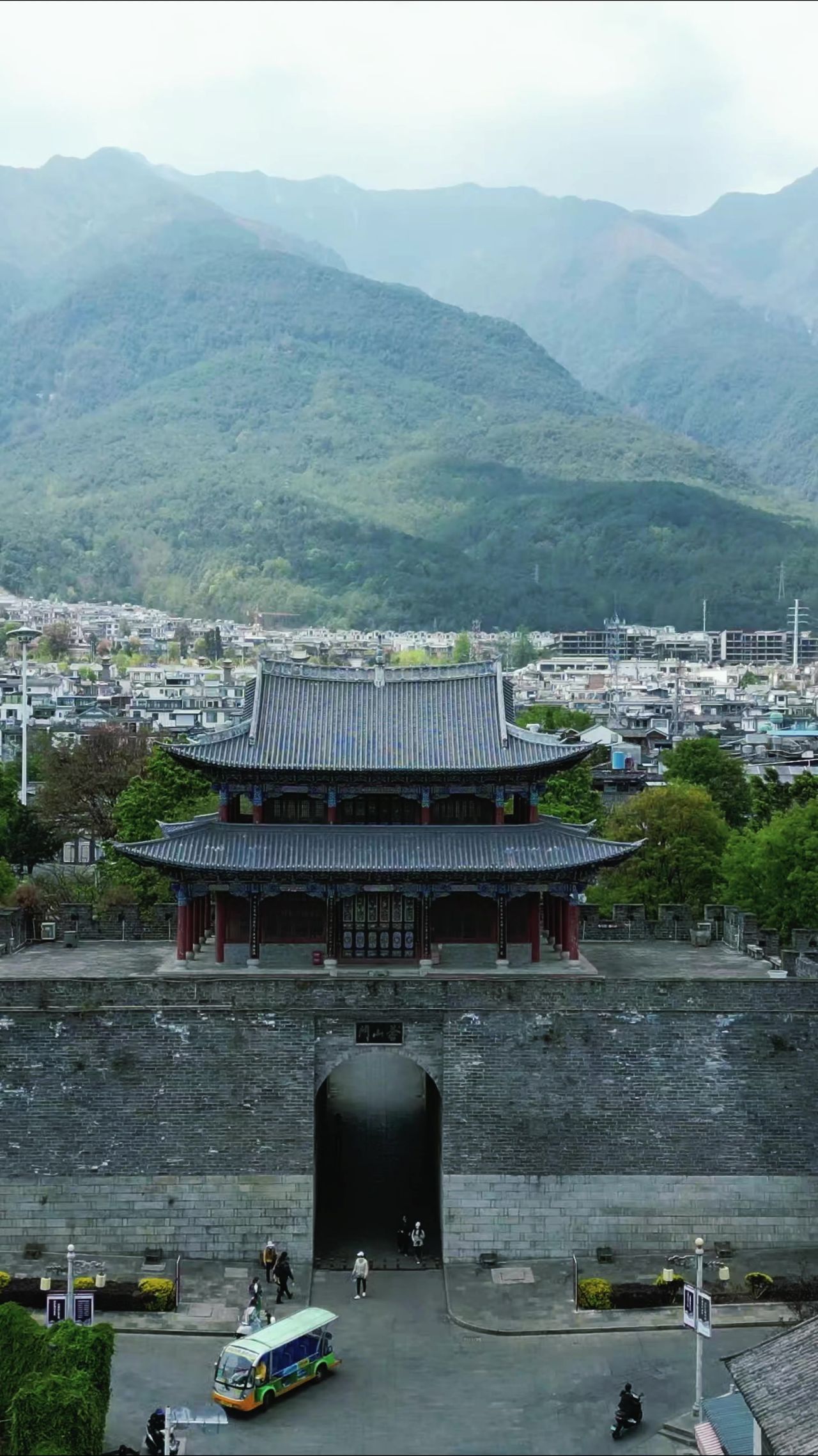 云南大理古镇著名旅游景区竖屏航拍 