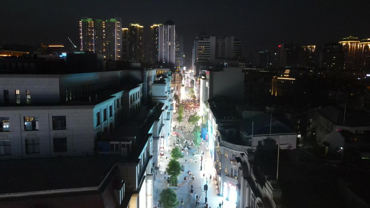 湖北武汉江汉路步行街夜景人流
