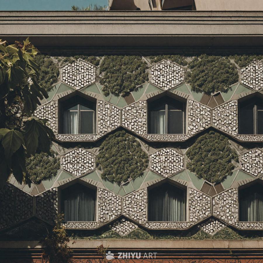 一栋建筑的外墙装饰有独特的马赛克或壁纸图案。建筑立
