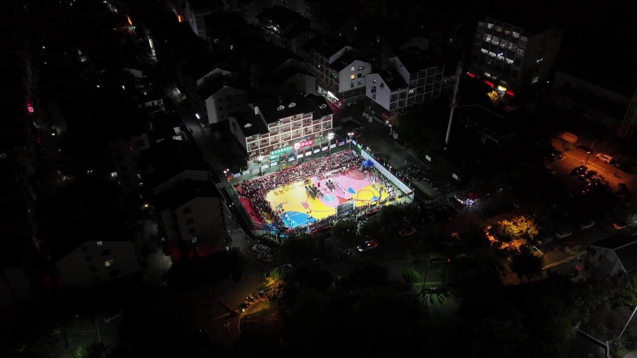 夜间篮球场航拍：人群聚集，灯光璀璨