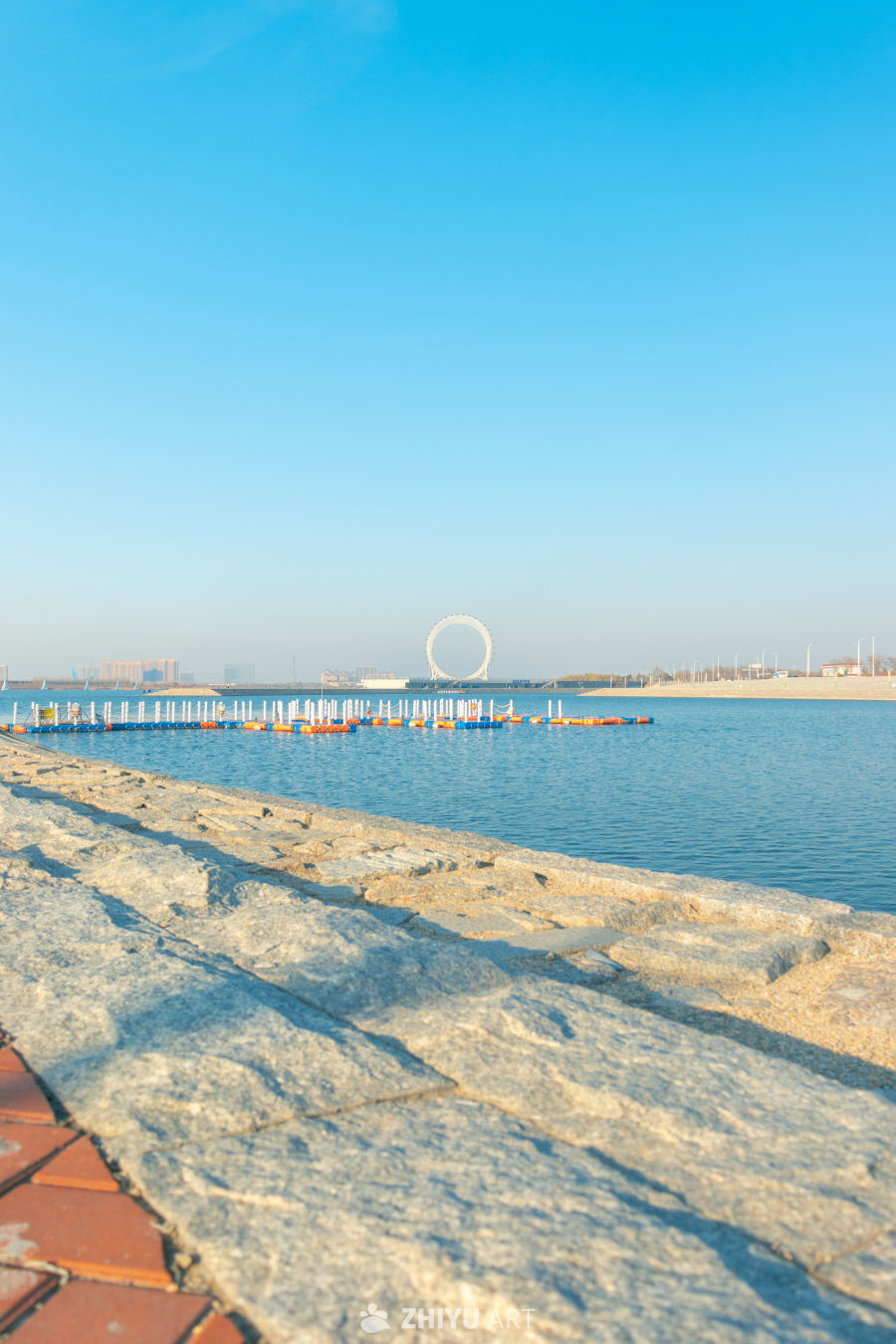 湖畔摩天轮晴景