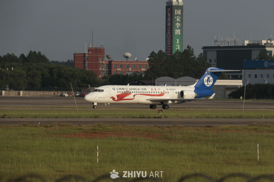 江西航空飞机在机场跑道上